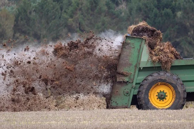 Gülle als letztes Mittel: Landwirt wehrt sich gegen Falschparker auf seiner Wiese - gülle auf auto