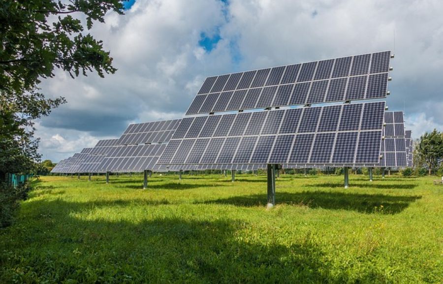 Österreichs Agrarpolitik setzt neue Impulse für die Energiewende auf Bauernhöfen - solar panels on barn roof