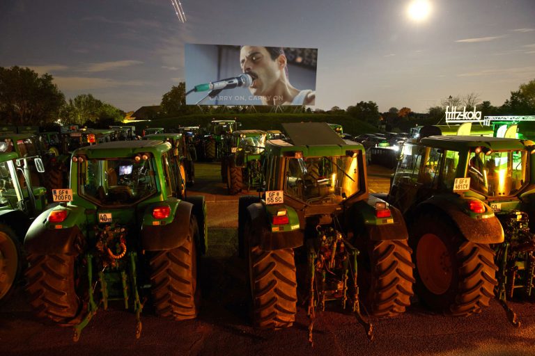 Mit dem Traktor im Autokino Groß Enzersdorf
