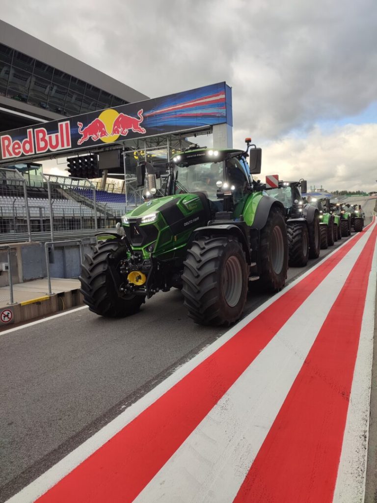 Deutz Fahr mit Überholmanöver