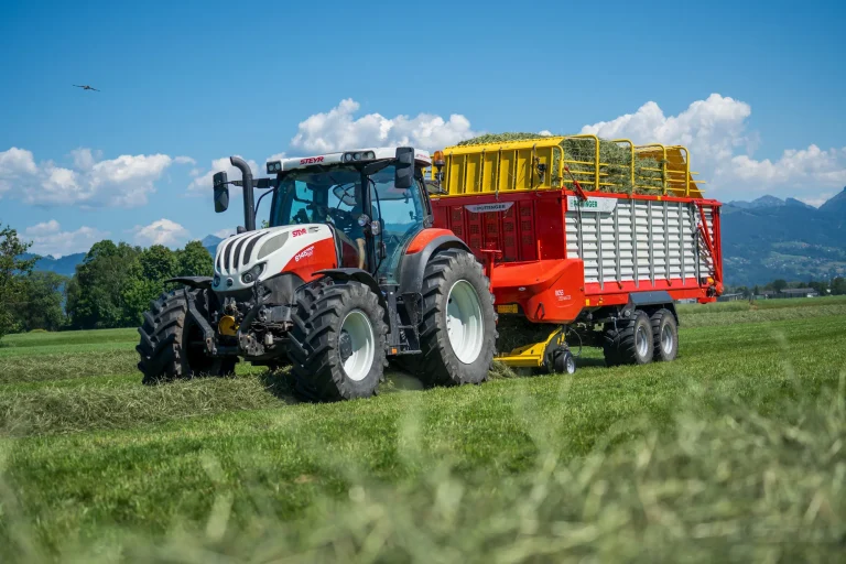BOSS 5000 MASTER Förderschwingen-Ladewagen von Pöttinger